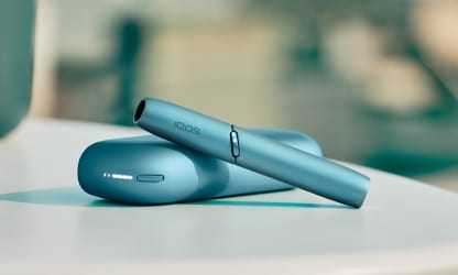 Podgrzewacz IQOS ORIGINALS DUO oparty o przenośną ładowarkę