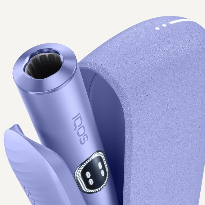 Podgrzewacz IQOS ILUMA i w fioletowym odcieniu w otwartej przenośnej ładowarce