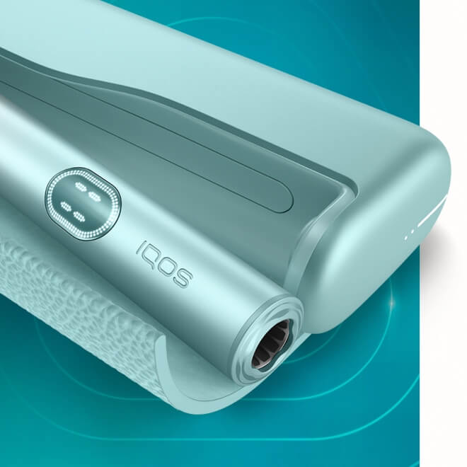 Podgrzewacz IQOS ILUMA i PRIME w otwartej przenośnej ładowarce