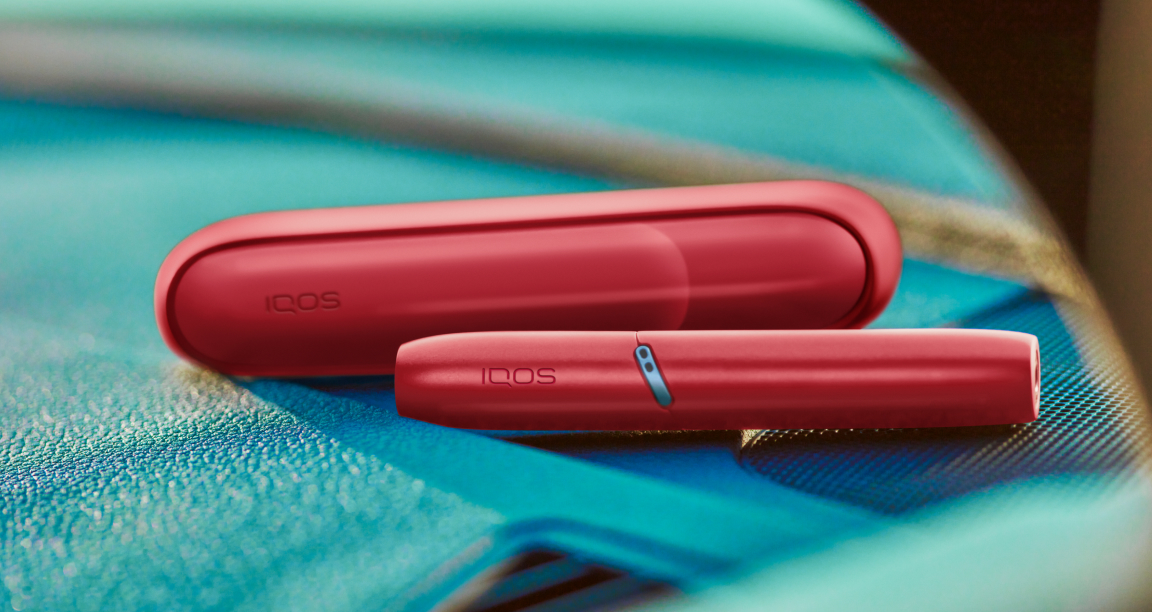 Ładowarka i podgrzewacz tytoniu IQOS Originals Duo w kolorze czerwonym.