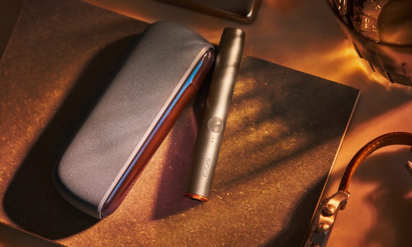 Leżące osobno przenośna ładowarka I podgrzewacz IQOS ILUMA