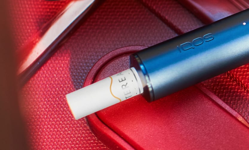 Zbliżenie na podgrzewacz IQOS ILUMA z wkladem tytoniowym TEREA