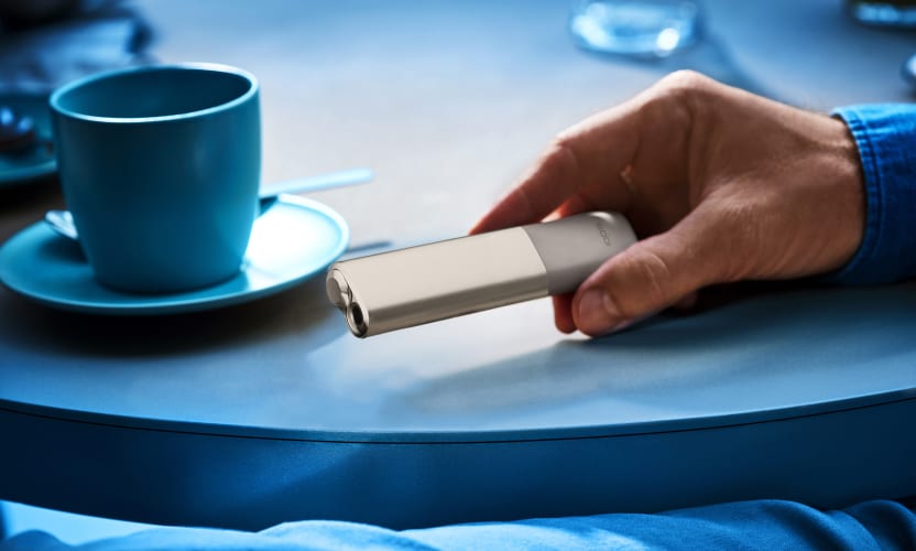 IQOS ILUMA ONE w dłoni