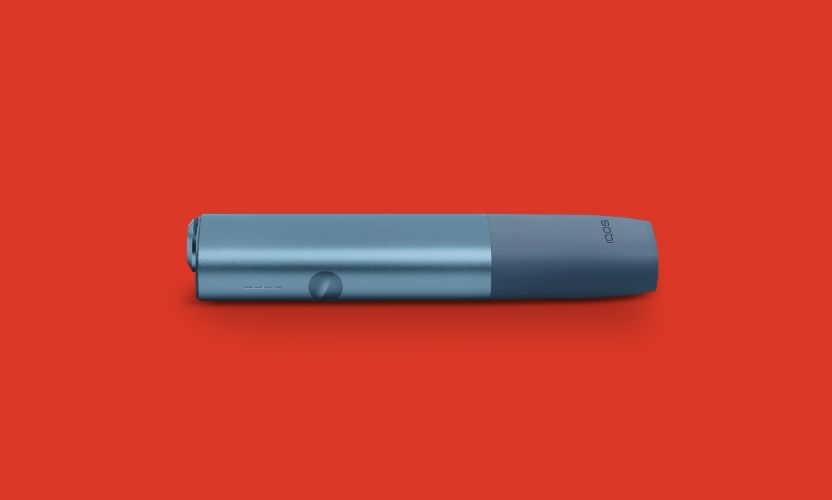 IQOS ILUMA ONE na czerwonym tle