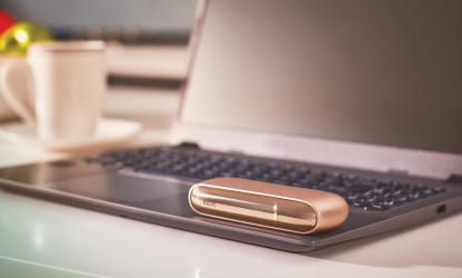 IQOS ORIGINALS DUO leżący na klawiaturze laptopa