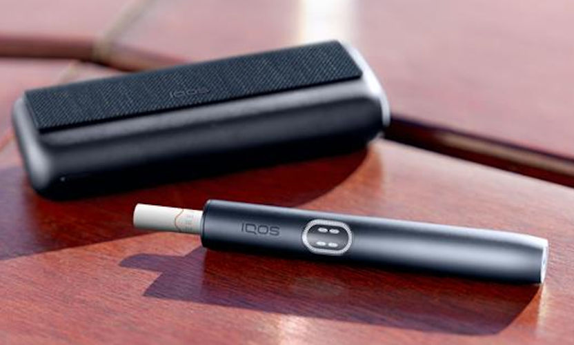 Podgrzewacz IQOS ILUMA i PRIME w kolorze Midnight Black z włożonym wkładem tytoniowym