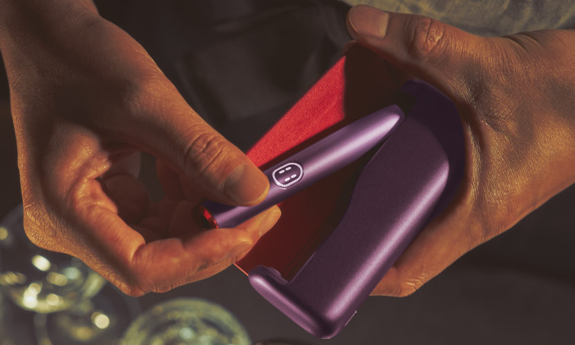 Wyjmowanie podgrzewacza IQOS ILUMA i PRIME Garnet Red z przenośnej ładowarki