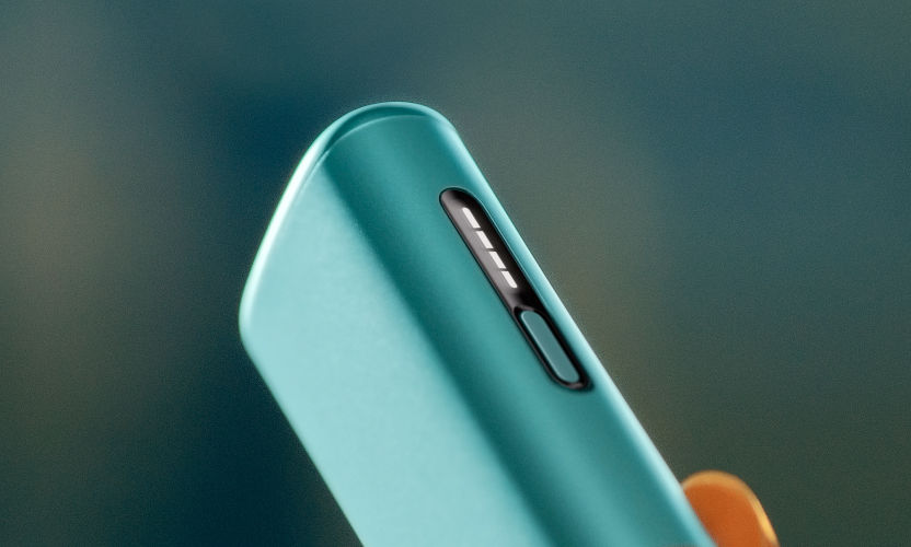 Zbliżenie na górną część podgrzewacza IQOS ILUMA i ONE Breeze Blue