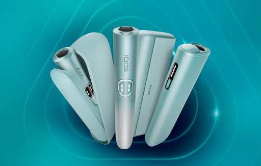 Trzy modele urządzeń z serii IQOS ILUMA i na turkusowym tle