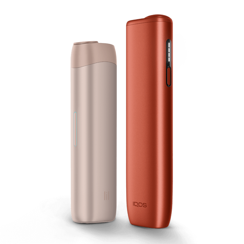 Stojące obok siebie podgrzewacz IQOS ILUMA i ONE oraz lil SOLID Ez